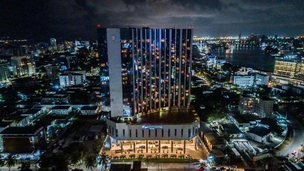 Lagos Continental Hotel Exteriér fotografie Aerial view of the building at night
