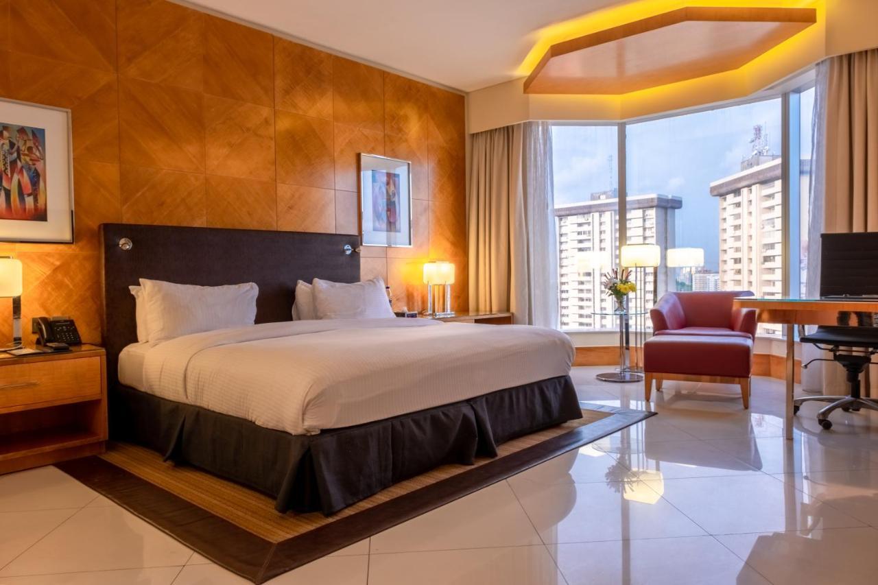 Lagos Continental Hotel Exteriér fotografie A guest room at the hotel