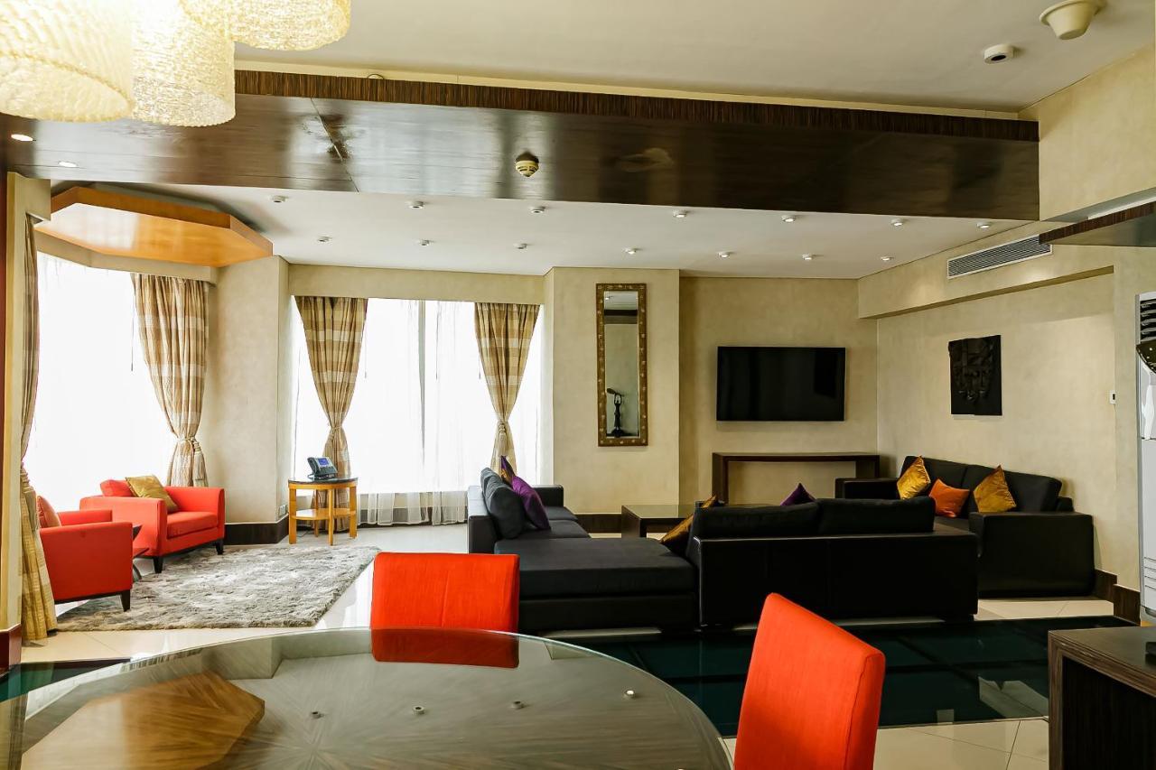 Lagos Continental Hotel Exteriér fotografie A living room in a luxury apartment