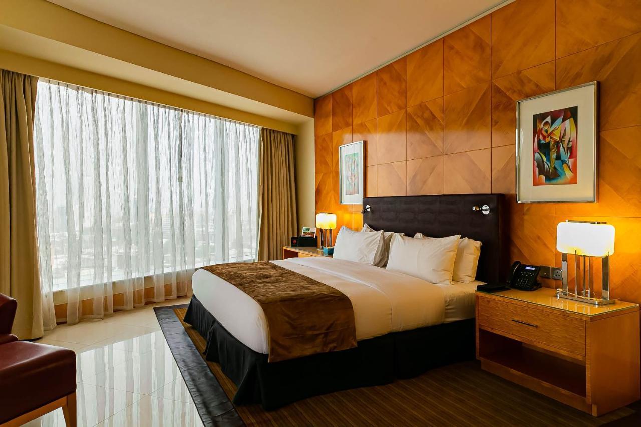 Lagos Continental Hotel Exteriér fotografie A bedroom at the Ritz-Carlton, Dubai