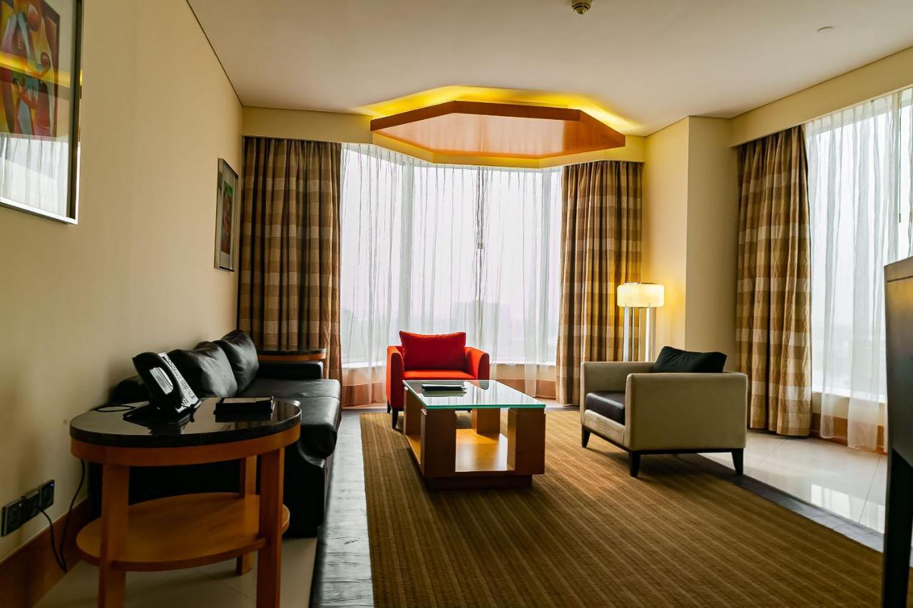Lagos Continental Hotel Exteriér fotografie Living room of a suite at the hotel