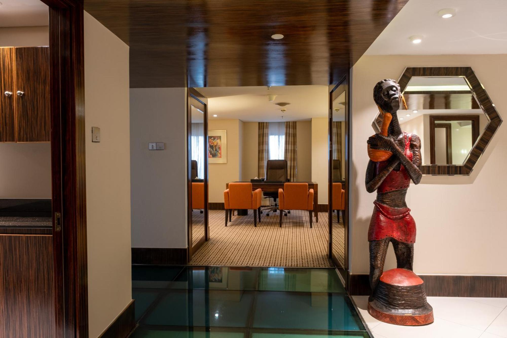 Lagos Continental Hotel Exteriér fotografie The interior of a suite at the Taj Bengal