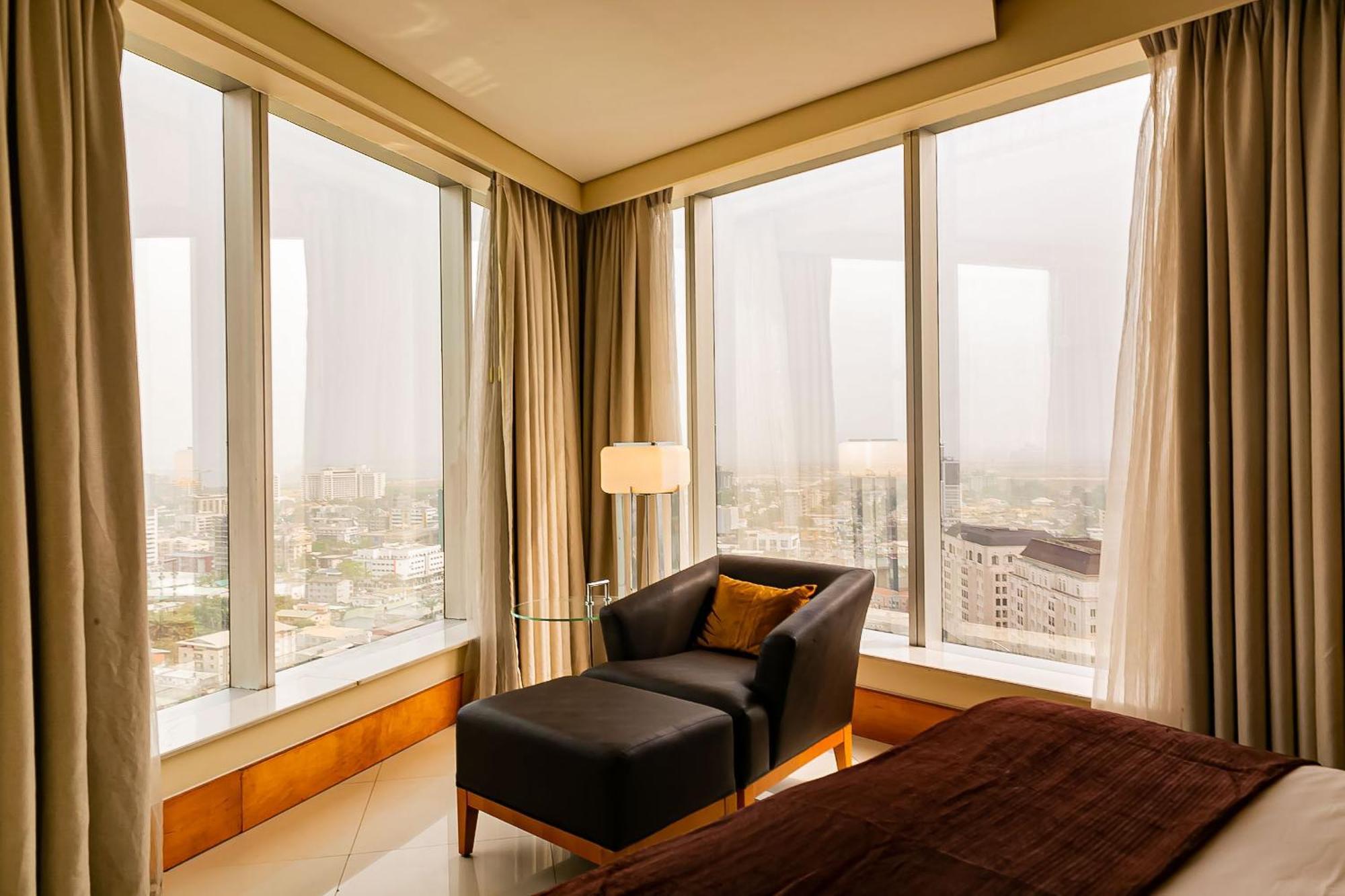 Lagos Continental Hotel Exteriér fotografie A room at the Ritz-Carlton, Dubai