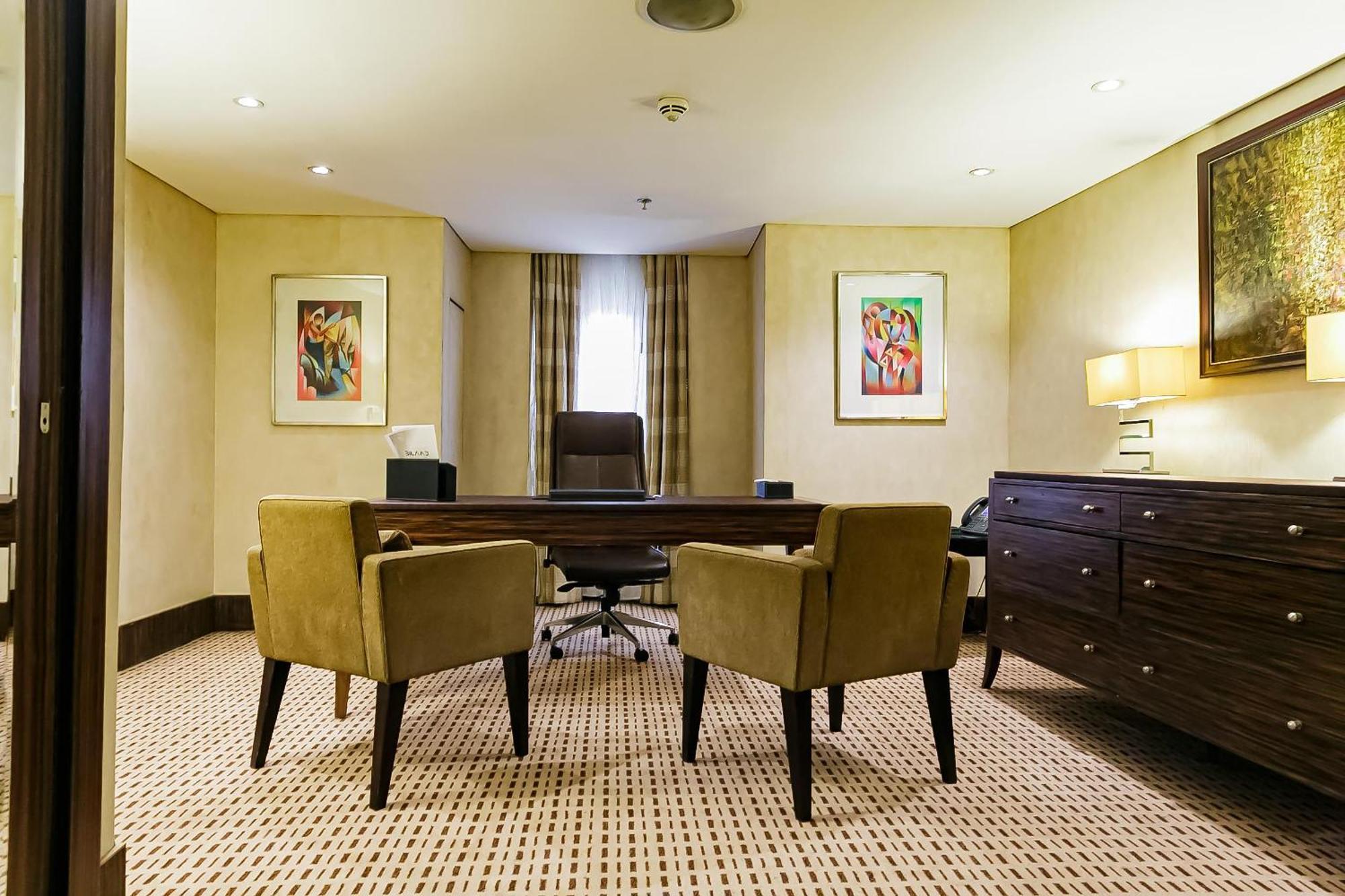 Lagos Continental Hotel Exteriér fotografie A typical office at the Four Seasons Hotel, London