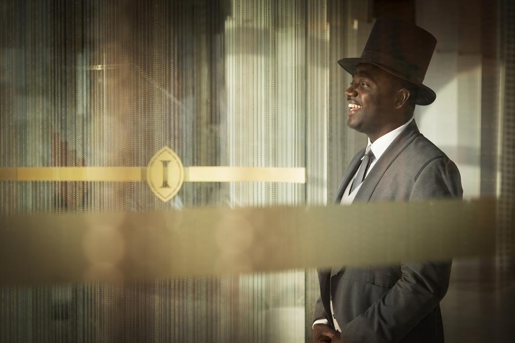 Lagos Continental Hotel Exteriér fotografie A doorman at the entrance of a nightclub in London
