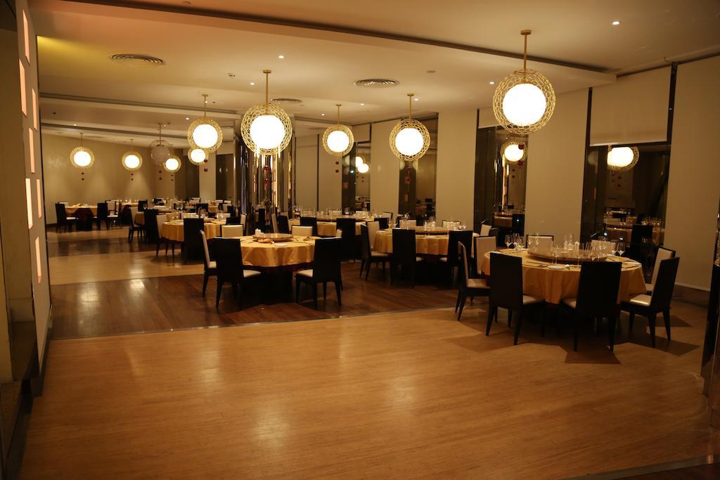 Lagos Continental Hotel Exteriér fotografie The interior of the restaurant
